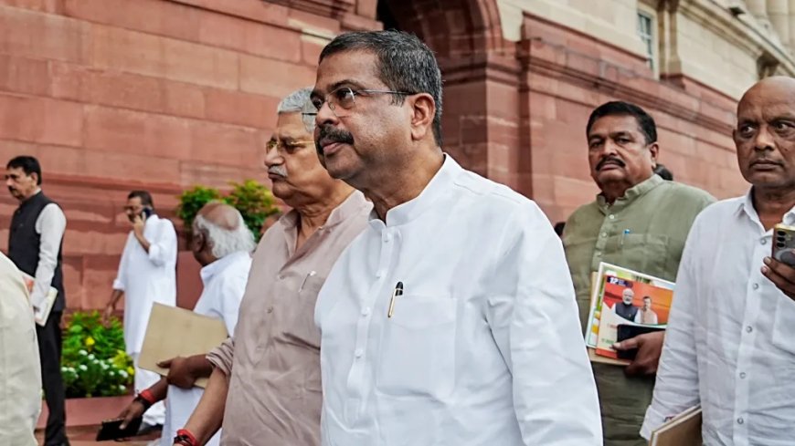 मंत्री ने छात्रों से बातचीत का दिया भरोसा, 'कॉकरोच मूवमेंट' नेताओं ने किया दावा