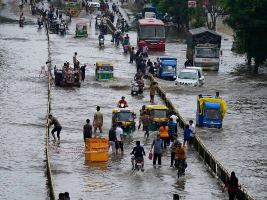 गुजरात में भारी बारिश से बाढ़ जैसे हालात, कई इलाकों में राहत-बचाव अभियान तेज
